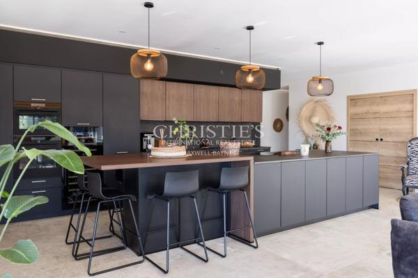 Maison contemporaine de 2023 + grange à rénover (200 m2). 3 chambres. 1 bureau