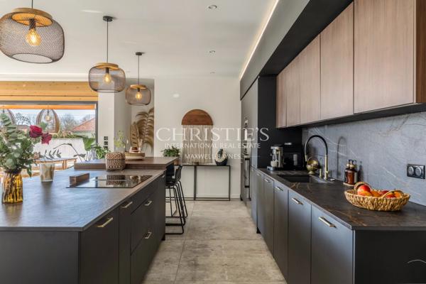 Maison contemporaine de 2023 + grange à rénover (200 m2). 3 chambres. 1 bureau