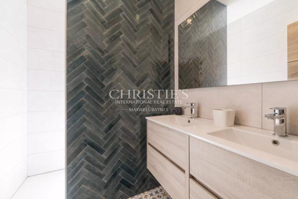 Maison contemporaine de 2023 + grange à rénover (200 m2). 3 chambres. 1 bureau