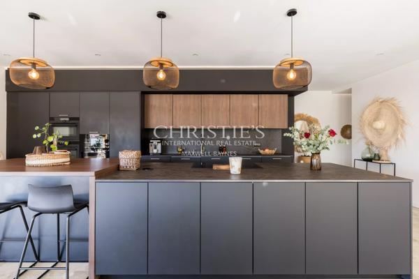 Maison contemporaine de 2023 + grange à rénover (200 m2). 3 chambres. 1 bureau