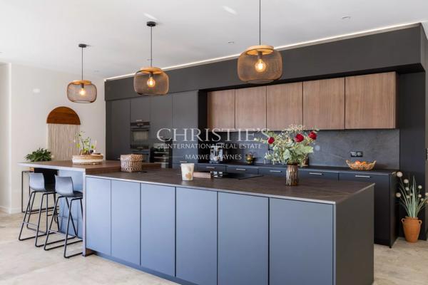 Maison contemporaine de 2023 + grange à rénover (200 m2). 3 chambres. 1 bureau