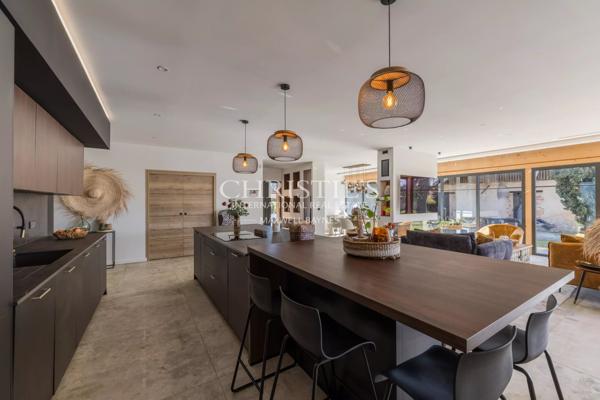 Maison contemporaine de 2023 + grange à rénover (200 m2). 3 chambres. 1 bureau