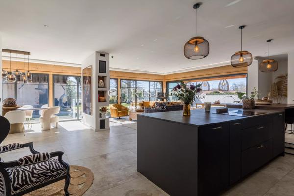 Maison contemporaine de 2023 + grange à rénover (200 m2). 3 chambres. 1 bureau