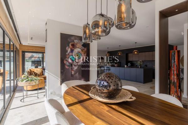 Maison contemporaine de 2023 + grange à rénover (200 m2). 3 chambres. 1 bureau