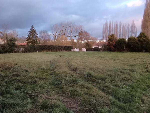 Terrain constructible à NUEIL LES AUBIERS