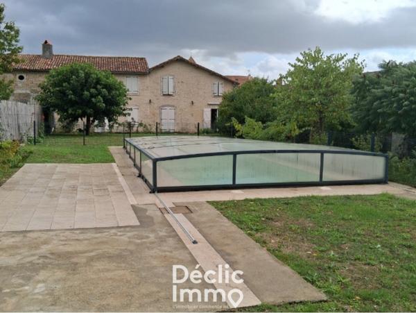 Vente longere Courcome, 280m² 11 pièces 364 000€ avec piscine