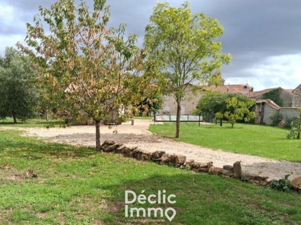 Vente longere Courcome, 280m² 11 pièces 364 000€ avec piscine