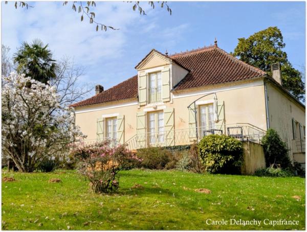 Propriété de caractère de 170 m² + maisonnette 30 m², classée 3 épis Gite de France sur 2 500 m² Vue Pyrénées.