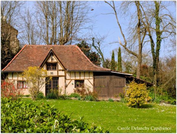 Propriété de caractère de 170 m² + maisonnette 30 m², classée 3 épis Gite de France sur 2 500 m² Vue Pyrénées.