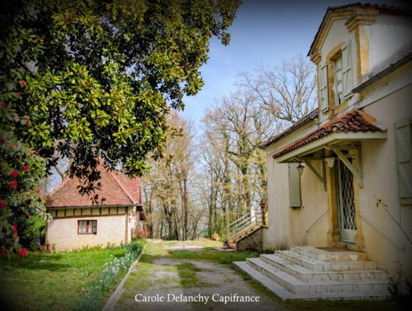 Propriété de caractère de 170 m² + maisonnette 30 m², classée 3 épis Gite de France sur 2 500 m² Vue Pyrénées.
