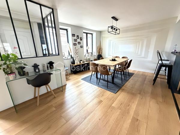 COUP DE CŒUR ! 

Laissez vous séduire par cette jolie maison flamande de 187m2 rénovée, elle dispose d’une entrée, une grande pièce de vie lumineuse toute ouverte de 64m2 comprenant un séjour, un espace salon, une cuisine équipée. Aux étages, une salle de bains, 5 chambres dont une grande suite parentale de 34m2 avec salle de bains et dressing.
Pour parfaire ce bien, un jardin ensoleillée exposé Sud-Ouest, une terrasse suspendue, un espace buanderie/salle d’eau et  un garage. Excellent état technique !

Une visite ? Ne tardez pas !!