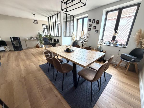 COUP DE CŒUR ! 

Laissez vous séduire par cette jolie maison flamande de 187m2 rénovée, elle dispose d’une entrée, une grande pièce de vie lumineuse toute ouverte de 64m2 comprenant un séjour, un espace salon, une cuisine équipée. Aux étages, une salle de bains, 5 chambres dont une grande suite parentale de 34m2 avec salle de bains et dressing.
Pour parfaire ce bien, un jardin ensoleillée exposé Sud-Ouest, une terrasse suspendue, un espace buanderie/salle d’eau et  un garage. Excellent état technique !

Une visite ? Ne tardez pas !!