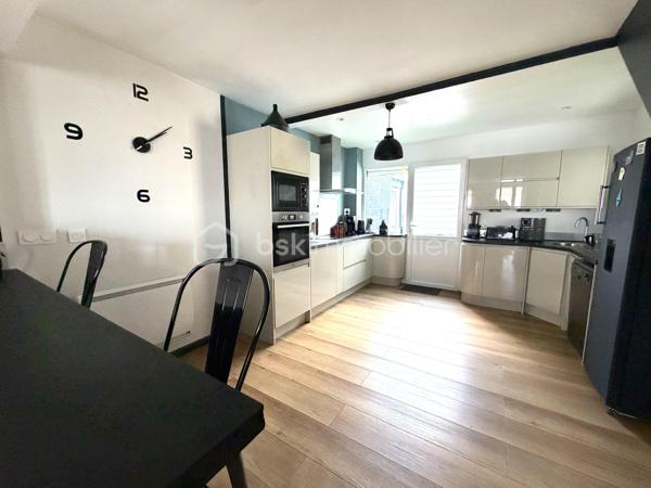 COUP DE CŒUR ! 

Laissez vous séduire par cette jolie maison flamande de 187m2 rénovée, elle dispose d’une entrée, une grande pièce de vie lumineuse toute ouverte de 64m2 comprenant un séjour, un espace salon, une cuisine équipée. Aux étages, une salle de bains, 5 chambres dont une grande suite parentale de 34m2 avec salle de bains et dressing.
Pour parfaire ce bien, un jardin ensoleillée exposé Sud-Ouest, une terrasse suspendue, un espace buanderie/salle d’eau et  un garage. Excellent état technique !

Une visite ? Ne tardez pas !!