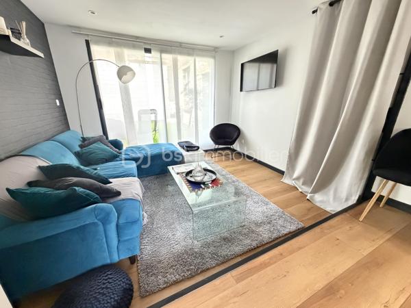 COUP DE CŒUR ! 

Laissez vous séduire par cette jolie maison flamande de 187m2 rénovée, elle dispose d’une entrée, une grande pièce de vie lumineuse toute ouverte de 64m2 comprenant un séjour, un espace salon, une cuisine équipée. Aux étages, une salle de bains, 5 chambres dont une grande suite parentale de 34m2 avec salle de bains et dressing.
Pour parfaire ce bien, un jardin ensoleillée exposé Sud-Ouest, une terrasse suspendue, un espace buanderie/salle d’eau et  un garage. Excellent état technique !

Une visite ? Ne tardez pas !!