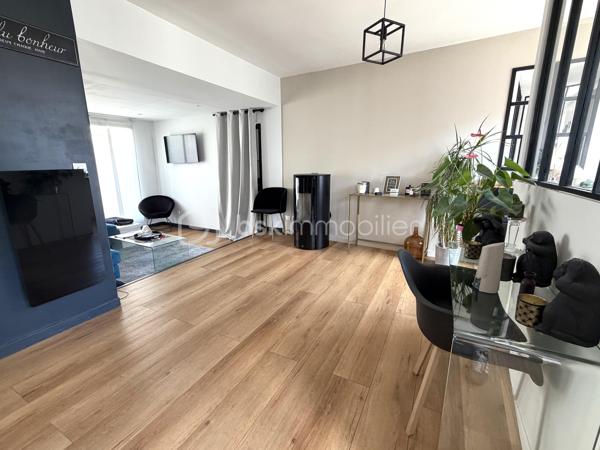 COUP DE CŒUR ! 

Laissez vous séduire par cette jolie maison flamande de 187m2 rénovée, elle dispose d’une entrée, une grande pièce de vie lumineuse toute ouverte de 64m2 comprenant un séjour, un espace salon, une cuisine équipée. Aux étages, une salle de bains, 5 chambres dont une grande suite parentale de 34m2 avec salle de bains et dressing.
Pour parfaire ce bien, un jardin ensoleillée exposé Sud-Ouest, une terrasse suspendue, un espace buanderie/salle d’eau et  un garage. Excellent état technique !

Une visite ? Ne tardez pas !!