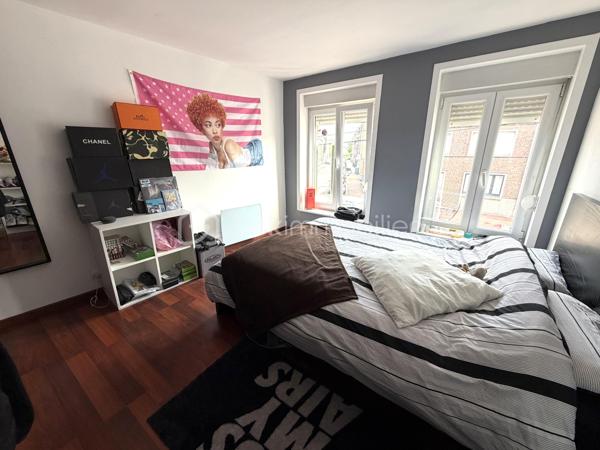 COUP DE CŒUR ! 

Laissez vous séduire par cette jolie maison flamande de 187m2 rénovée, elle dispose d’une entrée, une grande pièce de vie lumineuse toute ouverte de 64m2 comprenant un séjour, un espace salon, une cuisine équipée. Aux étages, une salle de bains, 5 chambres dont une grande suite parentale de 34m2 avec salle de bains et dressing.
Pour parfaire ce bien, un jardin ensoleillée exposé Sud-Ouest, une terrasse suspendue, un espace buanderie/salle d’eau et  un garage. Excellent état technique !

Une visite ? Ne tardez pas !!