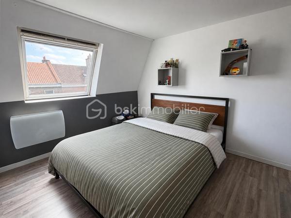 COUP DE CŒUR ! 

Laissez vous séduire par cette jolie maison flamande de 187m2 rénovée, elle dispose d’une entrée, une grande pièce de vie lumineuse toute ouverte de 64m2 comprenant un séjour, un espace salon, une cuisine équipée. Aux étages, une salle de bains, 5 chambres dont une grande suite parentale de 34m2 avec salle de bains et dressing.
Pour parfaire ce bien, un jardin ensoleillée exposé Sud-Ouest, une terrasse suspendue, un espace buanderie/salle d’eau et  un garage. Excellent état technique !

Une visite ? Ne tardez pas !!