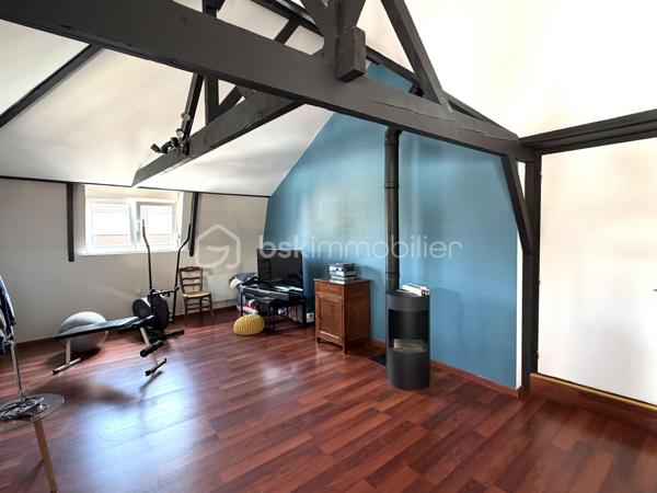COUP DE CŒUR ! 

Laissez vous séduire par cette jolie maison flamande de 187m2 rénovée, elle dispose d’une entrée, une grande pièce de vie lumineuse toute ouverte de 64m2 comprenant un séjour, un espace salon, une cuisine équipée. Aux étages, une salle de bains, 5 chambres dont une grande suite parentale de 34m2 avec salle de bains et dressing.
Pour parfaire ce bien, un jardin ensoleillée exposé Sud-Ouest, une terrasse suspendue, un espace buanderie/salle d’eau et  un garage. Excellent état technique !

Une visite ? Ne tardez pas !!