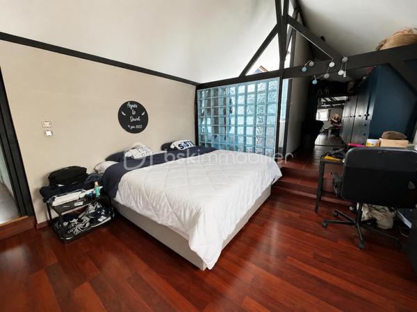 COUP DE CŒUR ! 

Laissez vous séduire par cette jolie maison flamande de 187m2 rénovée, elle dispose d’une entrée, une grande pièce de vie lumineuse toute ouverte de 64m2 comprenant un séjour, un espace salon, une cuisine équipée. Aux étages, une salle de bains, 5 chambres dont une grande suite parentale de 34m2 avec salle de bains et dressing.
Pour parfaire ce bien, un jardin ensoleillée exposé Sud-Ouest, une terrasse suspendue, un espace buanderie/salle d’eau et  un garage. Excellent état technique !

Une visite ? Ne tardez pas !!