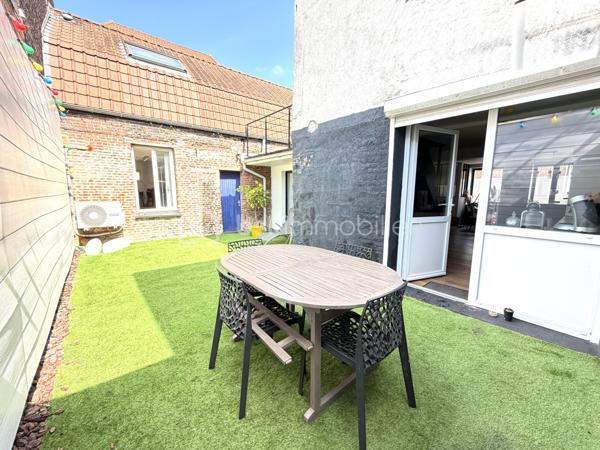 COUP DE CŒUR ! 

Laissez vous séduire par cette jolie maison flamande de 187m2 rénovée, elle dispose d’une entrée, une grande pièce de vie lumineuse toute ouverte de 64m2 comprenant un séjour, un espace salon, une cuisine équipée. Aux étages, une salle de bains, 5 chambres dont une grande suite parentale de 34m2 avec salle de bains et dressing.
Pour parfaire ce bien, un jardin ensoleillée exposé Sud-Ouest, une terrasse suspendue, un espace buanderie/salle d’eau et  un garage. Excellent état technique !

Une visite ? Ne tardez pas !!