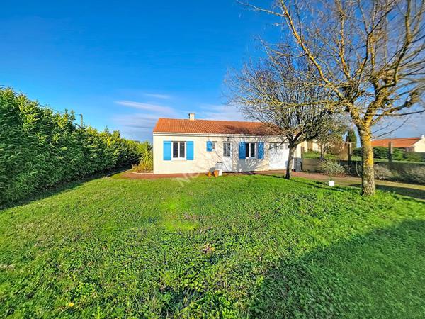 Maison A VENDRE, bourg de Liré, proximité des commodités, joli terrain clos.