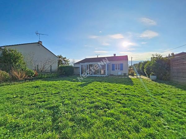Maison A VENDRE, bourg de Liré, proximité des commodités, joli terrain clos.