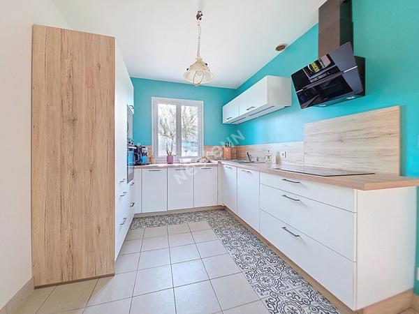 Maison A VENDRE, bourg de Liré, proximité des commodités, joli terrain clos.