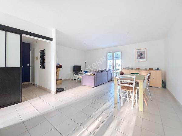 Maison A VENDRE, bourg de Liré, proximité des commodités, joli terrain clos.