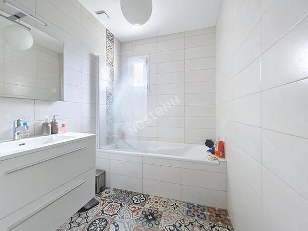 Maison A VENDRE, bourg de Liré, proximité des commodités, joli terrain clos.