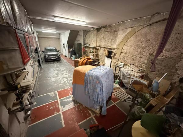 Vente                                                      Maison de ville
                        
                     7 pièces                      225 m2                     à Clermont-l'Hérault