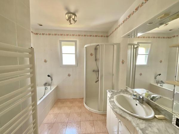 Maison de plain 91m2, 2 garages, potentiel agrandissement et grand terrain