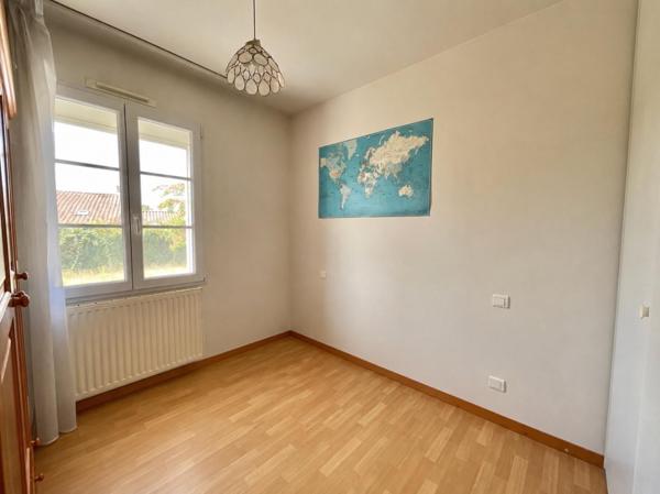 Maison de plain 91m2, 2 garages, potentiel agrandissement et grand terrain