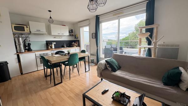 Appartement T3 à Auray avec grand garage, parking et terrasse