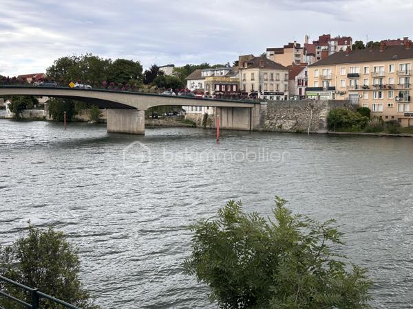 Idéalement situé dans une zone pavillonnaire calme et recherchée, à proximité du centre-ville de Corbeil-Essonnes et à seulement 10 minutes à pied environ de la gare, venez découvrir ce bel appartement 2 pièces, sans travaux à prévoir, situé au deuxième étage sur 3, sans ascenseur.

Vous profiterez d’un emplacement privilégié avec commerces, transports, écoles et toutes les commodités accessibles à pied.

L’appartement se compose de :

- Une pièce de vie lumineuse, avec séjour ouvert sur la cuisine, offrant un espace convivial et fonctionnel ;
- Une grande chambre avec dressing, idéale pour optimiser le rangement et le confort au quotidien ;
- Une salle de bain spacieuse avec WC.
Le logement dispose d’un chauffage électrique et d’une cuisine équipée d’une plaque de cuisson au gaz.

En complément, vous bénéficierez d’un cabanon privatif ainsi que d’un grenier, offrant de précieux espaces de stockage supplémentaires.

Les + du bien :

- Secteur pavillonnaire calme
- Centre-ville à proximité
- Gare accessible à pied
- Appartement sans travaux
- Grande chambre avec dressing
- Grenier + cabanon pour le rangement
- Faibles charges
- Très bon DPE : D

Ce bien constitue une opportunité idéale pour un primo-accédant souhaitant s’installer sans travaux, mais également un excellent investissement locatif grâce à son emplacement stratégique et son attractivité.

Taxe foncière : 735 €
Charges mensuelles : 78 €

4 photos avant/après non contractuelles sont présentées afin de vous aider à vous projeter dans une ambiance plus chaleureuse.

À visiter sans tarder !

Pour plus d’informations ou organiser une visite, je suis disponible 7j/7 sur WhatsApp au 06.52.05.15.94