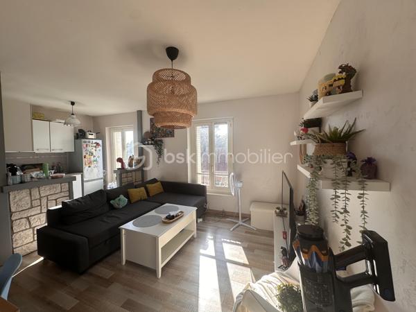 Idéalement situé dans une zone pavillonnaire calme et recherchée, à proximité du centre-ville de Corbeil-Essonnes et à seulement 10 minutes à pied environ de la gare, venez découvrir ce bel appartement 2 pièces, sans travaux à prévoir, situé au deuxième étage sur 3, sans ascenseur.

Vous profiterez d’un emplacement privilégié avec commerces, transports, écoles et toutes les commodités accessibles à pied.

L’appartement se compose de :

- Une pièce de vie lumineuse, avec séjour ouvert sur la cuisine, offrant un espace convivial et fonctionnel ;
- Une grande chambre avec dressing, idéale pour optimiser le rangement et le confort au quotidien ;
- Une salle de bain spacieuse avec WC.
Le logement dispose d’un chauffage électrique et d’une cuisine équipée d’une plaque de cuisson au gaz.

En complément, vous bénéficierez d’un cabanon privatif ainsi que d’un grenier, offrant de précieux espaces de stockage supplémentaires.

Les + du bien :

- Secteur pavillonnaire calme
- Centre-ville à proximité
- Gare accessible à pied
- Appartement sans travaux
- Grande chambre avec dressing
- Grenier + cabanon pour le rangement
- Faibles charges
- Très bon DPE : D

Ce bien constitue une opportunité idéale pour un primo-accédant souhaitant s’installer sans travaux, mais également un excellent investissement locatif grâce à son emplacement stratégique et son attractivité.

Taxe foncière : 735 €
Charges mensuelles : 78 €

4 photos avant/après non contractuelles sont présentées afin de vous aider à vous projeter dans une ambiance plus chaleureuse.

À visiter sans tarder !

Pour plus d’informations ou organiser une visite, je suis disponible 7j/7 sur WhatsApp au 06.52.05.15.94