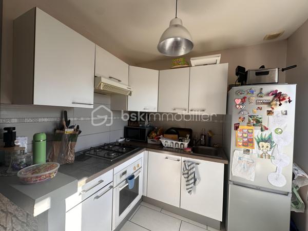 Idéalement situé dans une zone pavillonnaire calme et recherchée, à proximité du centre-ville de Corbeil-Essonnes et à seulement 10 minutes à pied environ de la gare, venez découvrir ce bel appartement 2 pièces, sans travaux à prévoir, situé au deuxième étage sur 3, sans ascenseur.

Vous profiterez d’un emplacement privilégié avec commerces, transports, écoles et toutes les commodités accessibles à pied.

L’appartement se compose de :

- Une pièce de vie lumineuse, avec séjour ouvert sur la cuisine, offrant un espace convivial et fonctionnel ;
- Une grande chambre avec dressing, idéale pour optimiser le rangement et le confort au quotidien ;
- Une salle de bain spacieuse avec WC.
Le logement dispose d’un chauffage électrique et d’une cuisine équipée d’une plaque de cuisson au gaz.

En complément, vous bénéficierez d’un cabanon privatif ainsi que d’un grenier, offrant de précieux espaces de stockage supplémentaires.

Les + du bien :

- Secteur pavillonnaire calme
- Centre-ville à proximité
- Gare accessible à pied
- Appartement sans travaux
- Grande chambre avec dressing
- Grenier + cabanon pour le rangement
- Faibles charges
- Très bon DPE : D

Ce bien constitue une opportunité idéale pour un primo-accédant souhaitant s’installer sans travaux, mais également un excellent investissement locatif grâce à son emplacement stratégique et son attractivité.

Taxe foncière : 735 €
Charges mensuelles : 78 €

4 photos avant/après non contractuelles sont présentées afin de vous aider à vous projeter dans une ambiance plus chaleureuse.

À visiter sans tarder !

Pour plus d’informations ou organiser une visite, je suis disponible 7j/7 sur WhatsApp au 06.52.05.15.94