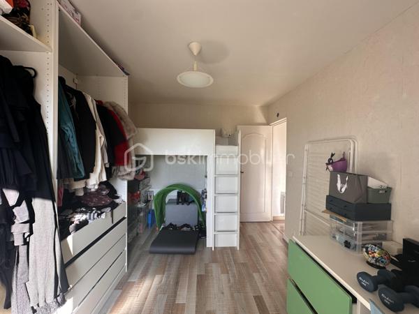 Idéalement situé dans une zone pavillonnaire calme et recherchée, à proximité du centre-ville de Corbeil-Essonnes et à seulement 10 minutes à pied environ de la gare, venez découvrir ce bel appartement 2 pièces, sans travaux à prévoir, situé au deuxième étage sur 3, sans ascenseur.

Vous profiterez d’un emplacement privilégié avec commerces, transports, écoles et toutes les commodités accessibles à pied.

L’appartement se compose de :

- Une pièce de vie lumineuse, avec séjour ouvert sur la cuisine, offrant un espace convivial et fonctionnel ;
- Une grande chambre avec dressing, idéale pour optimiser le rangement et le confort au quotidien ;
- Une salle de bain spacieuse avec WC.
Le logement dispose d’un chauffage électrique et d’une cuisine équipée d’une plaque de cuisson au gaz.

En complément, vous bénéficierez d’un cabanon privatif ainsi que d’un grenier, offrant de précieux espaces de stockage supplémentaires.

Les + du bien :

- Secteur pavillonnaire calme
- Centre-ville à proximité
- Gare accessible à pied
- Appartement sans travaux
- Grande chambre avec dressing
- Grenier + cabanon pour le rangement
- Faibles charges
- Très bon DPE : D

Ce bien constitue une opportunité idéale pour un primo-accédant souhaitant s’installer sans travaux, mais également un excellent investissement locatif grâce à son emplacement stratégique et son attractivité.

Taxe foncière : 735 €
Charges mensuelles : 78 €

4 photos avant/après non contractuelles sont présentées afin de vous aider à vous projeter dans une ambiance plus chaleureuse.

À visiter sans tarder !

Pour plus d’informations ou organiser une visite, je suis disponible 7j/7 sur WhatsApp au 06.52.05.15.94