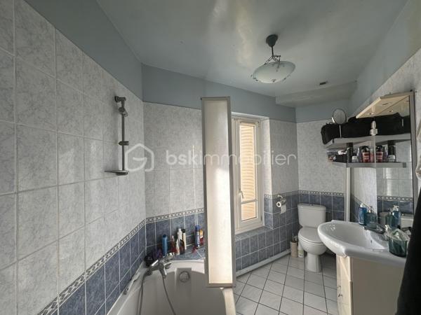 Idéalement situé dans une zone pavillonnaire calme et recherchée, à proximité du centre-ville de Corbeil-Essonnes et à seulement 10 minutes à pied environ de la gare, venez découvrir ce bel appartement 2 pièces, sans travaux à prévoir, situé au deuxième étage sur 3, sans ascenseur.

Vous profiterez d’un emplacement privilégié avec commerces, transports, écoles et toutes les commodités accessibles à pied.

L’appartement se compose de :

- Une pièce de vie lumineuse, avec séjour ouvert sur la cuisine, offrant un espace convivial et fonctionnel ;
- Une grande chambre avec dressing, idéale pour optimiser le rangement et le confort au quotidien ;
- Une salle de bain spacieuse avec WC.
Le logement dispose d’un chauffage électrique et d’une cuisine équipée d’une plaque de cuisson au gaz.

En complément, vous bénéficierez d’un cabanon privatif ainsi que d’un grenier, offrant de précieux espaces de stockage supplémentaires.

Les + du bien :

- Secteur pavillonnaire calme
- Centre-ville à proximité
- Gare accessible à pied
- Appartement sans travaux
- Grande chambre avec dressing
- Grenier + cabanon pour le rangement
- Faibles charges
- Très bon DPE : D

Ce bien constitue une opportunité idéale pour un primo-accédant souhaitant s’installer sans travaux, mais également un excellent investissement locatif grâce à son emplacement stratégique et son attractivité.

Taxe foncière : 735 €
Charges mensuelles : 78 €

4 photos avant/après non contractuelles sont présentées afin de vous aider à vous projeter dans une ambiance plus chaleureuse.

À visiter sans tarder !

Pour plus d’informations ou organiser une visite, je suis disponible 7j/7 sur WhatsApp au 06.52.05.15.94