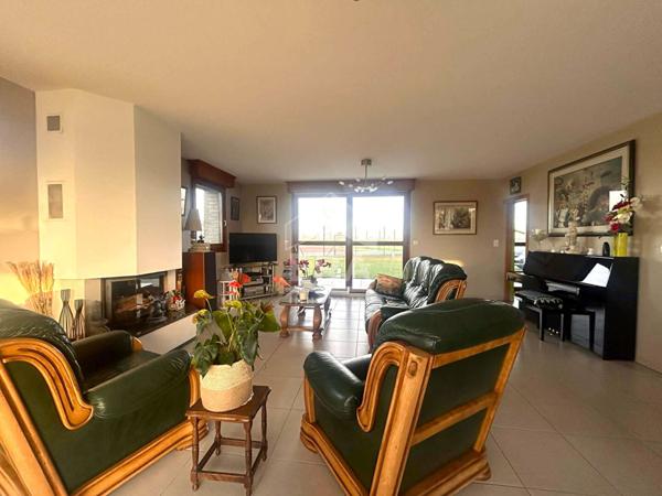 Maison d'architecte piscine et terrain de tennis