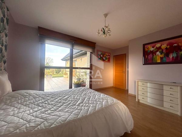 Maison d'architecte piscine et terrain de tennis