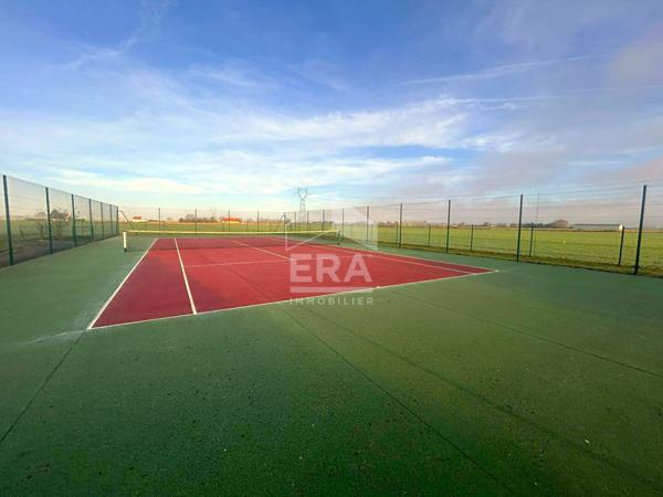 Maison d'architecte piscine et terrain de tennis
