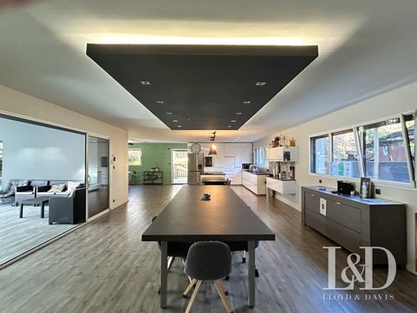 MAISON CONTEMPORAINE AVEC PISCINE INTERIEURE, A VENDRE, A LANDERNEAU