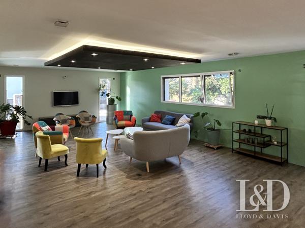 MAISON CONTEMPORAINE AVEC PISCINE INTERIEURE, A VENDRE, A LANDERNEAU