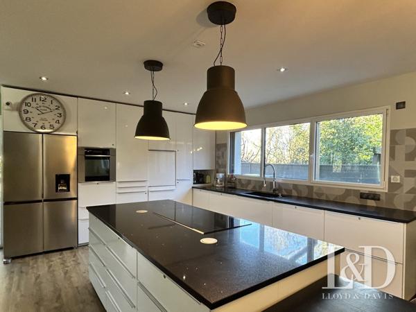 MAISON CONTEMPORAINE AVEC PISCINE INTERIEURE, A VENDRE, A LANDERNEAU