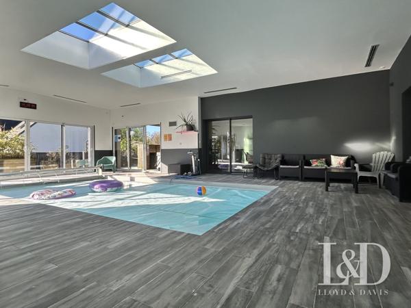 MAISON CONTEMPORAINE AVEC PISCINE INTERIEURE, A VENDRE, A LANDERNEAU