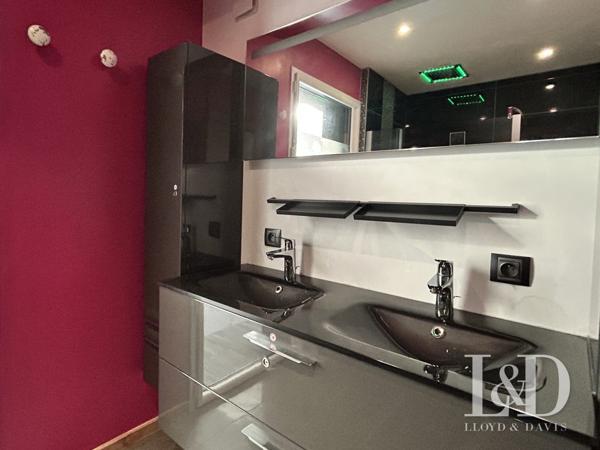 MAISON CONTEMPORAINE AVEC PISCINE INTERIEURE, A VENDRE, A LANDERNEAU