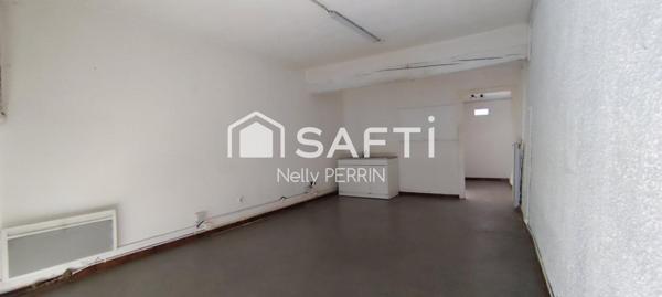 IMMEUBLE AVEC LOCAUX COMMERCIAUX