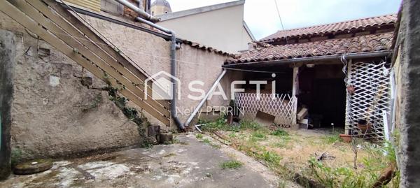 IMMEUBLE AVEC LOCAUX COMMERCIAUX