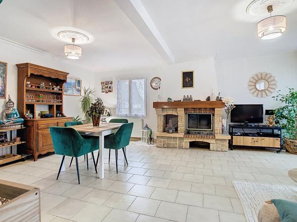 Belle maison traditionnelle bretonne dans un environnement paisible