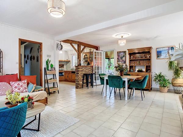 Belle maison traditionnelle bretonne dans un environnement paisible